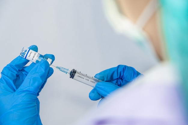 Dokter bereidt zich voor op klinische vaccinatieproeven bij mensen vaccinatie covid-19 coronavirus vaccinatie