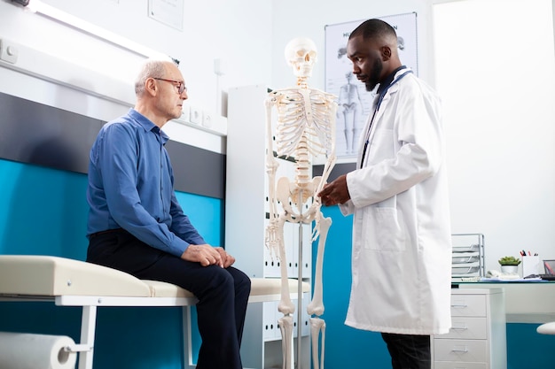Dokter beschrijft skelet aan oude patiënt