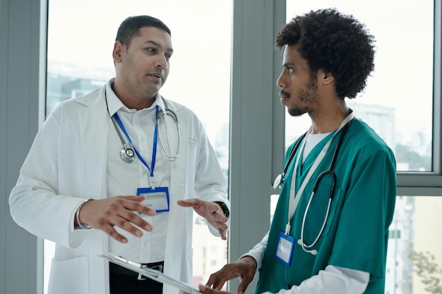 Dokter bespreekt diagnose met verpleegster