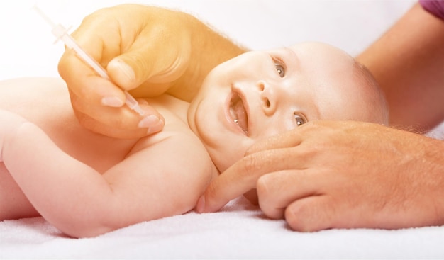 Dokter die baby vaccineert die op een witte achtergrond wordt geïsoleerd