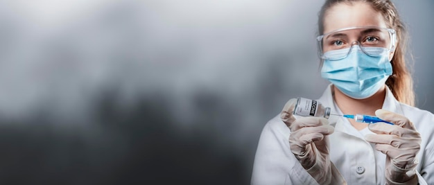 Dokter die een injectiespuit vasthoudt met een flacon met een enkele fles Covid19-vaccin voor kinderen of volwassenen Concept strijd tegen virus Close-up detail Medisch concept vaccinatie behandeling met onderhuidse injectie