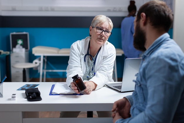 Foto dokter die medicijnen voorschrijft aan een patiënt in de kliniek