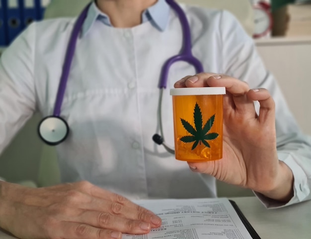 Dokter die pot met marihuanapillen close-up houdt Drugsverslavingsbehandeling