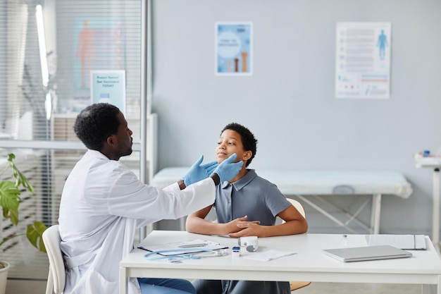 Dokter die tienermeisje onderzoekt