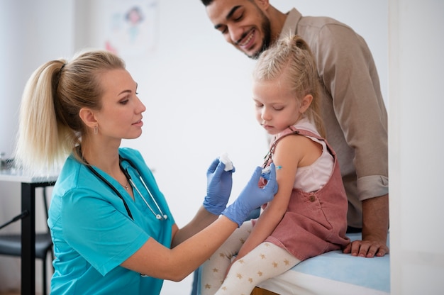 Foto dokter doet hun werk in kindergeneeskunde kantoor