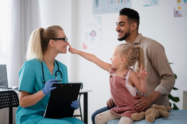 Foto dokter doet hun werk in kindergeneeskunde kantoor