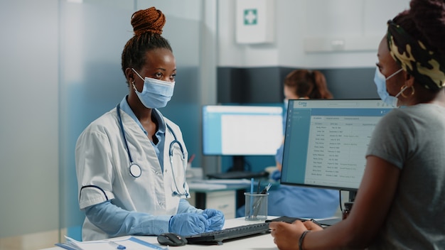 Dokter doet medisch overleg met patiënt voor gezondheidszorg