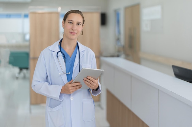 Dokter doet verschillende poses in het ziekenhuis