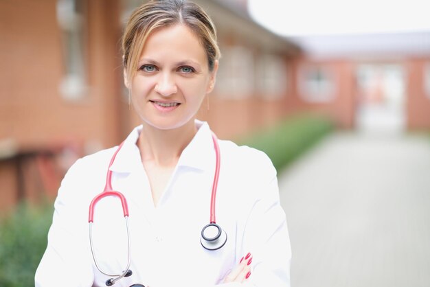 Dokter een mooie vrouw staat op straat