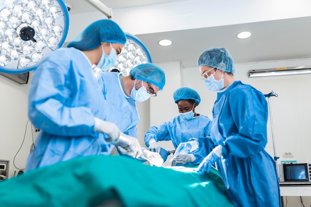 Dokter en assistent-verpleegster die opereren om de patiënt te helpen bij een gevaarlijk noodgeval Chirurgische instrumenten op de steriele tafel in de spoedeisende operatieruimte in het ziekenhuisGezondheidszorg en medische zorg