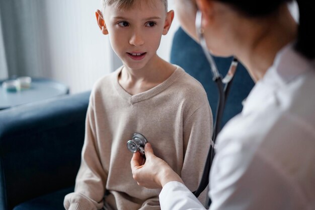 Dokter en jongen jongen patiënt thuis medische inspectie. Geneeskunde, gezondheidszorgconcepten