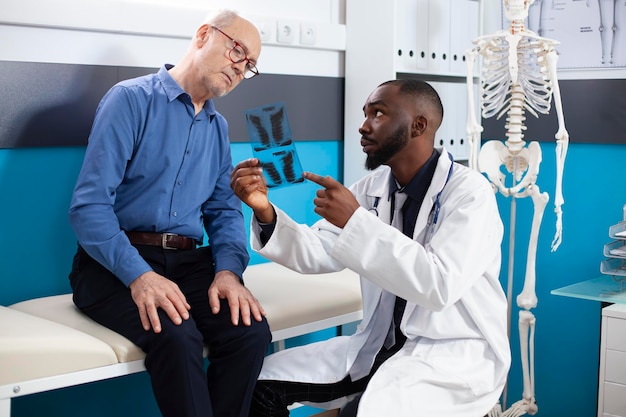 Dokter en oude man kijken naar röntgenfoto