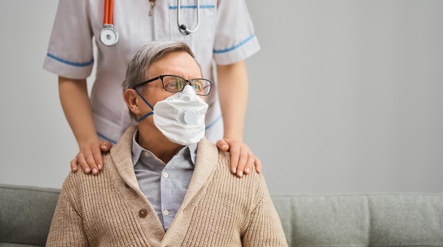 Dokter en oudere man met gezichtsmaskers.