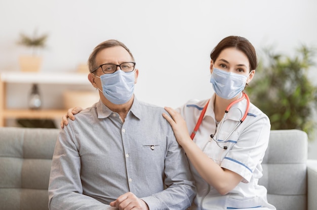 Dokter en oudere man met gezichtsmaskers.