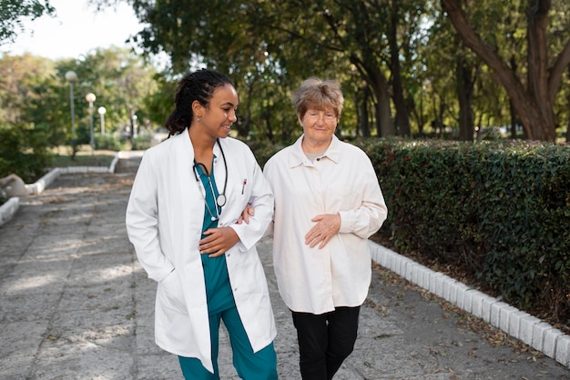 Foto dokter en patiënt lopen medium shot