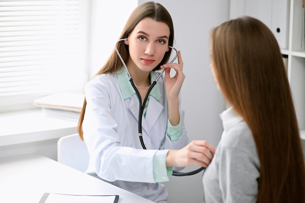 Dokter en patiënt zitten aan de balie bij het raam in het ziekenhuis