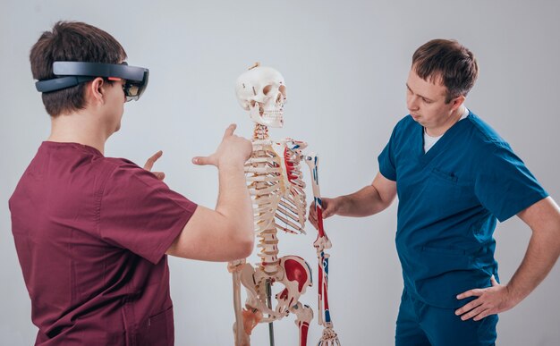 Dokter gebruikt augmented reality-bril en menselijk skelet voor het lesgeven aan studenten