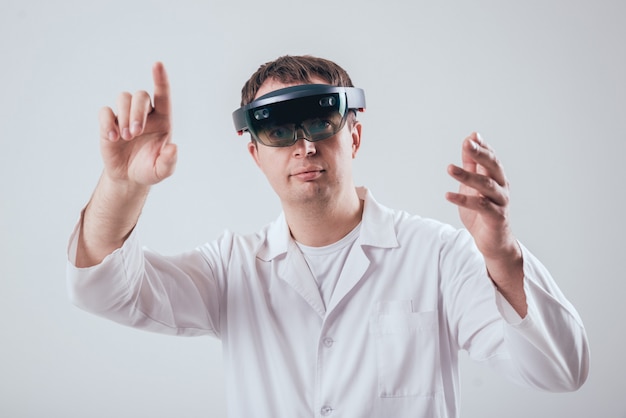 Dokter gebruikt augmented reality-bril.