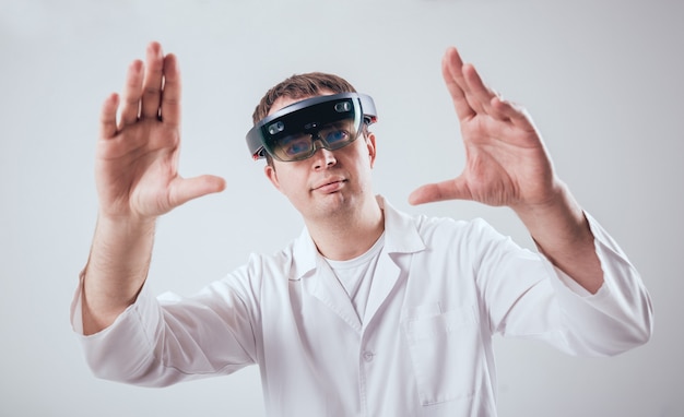 Dokter gebruikt augmented reality-bril.