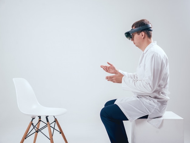 Dokter gebruikt augmented reality-bril.