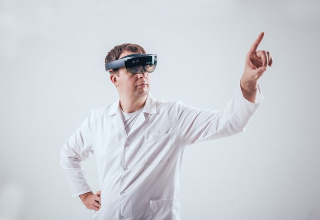 Dokter gebruikt augmented reality-bril.