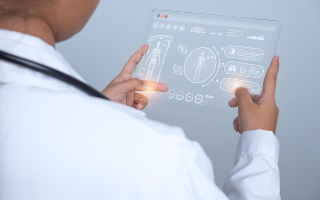 Dokter gebruikt vinger van touchscreen voor medische diagnostische analyse op moderne virtuele scherm netwerkverbinding Medische technologie concept