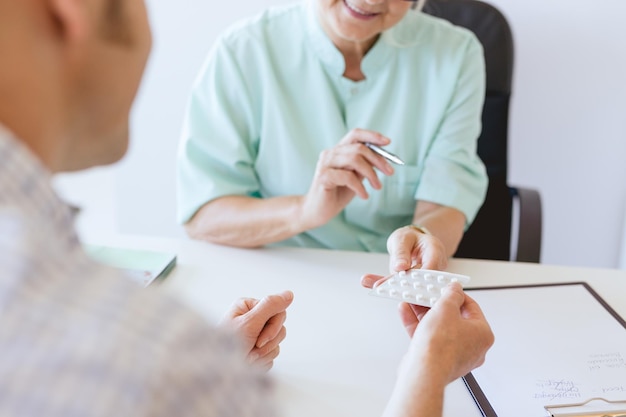 Dokter geeft de pillen.