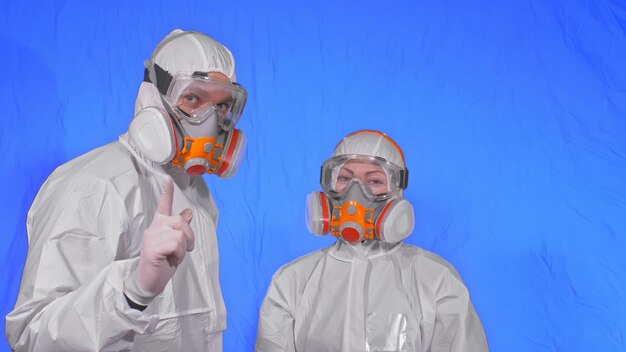 Dokter gezondheidswerker in gasmasker beschermt medisch antibacterieel antiviraal spuitbus verfmasker