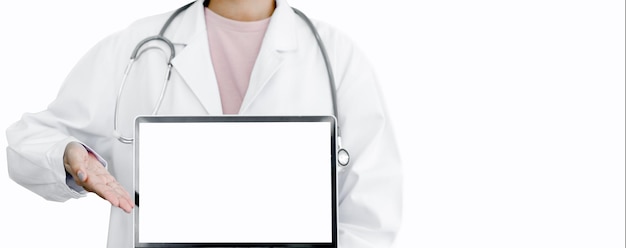 Foto dokter hand met tablet met mock-up scherm en huidige zakelijke telegeneeskunde concept