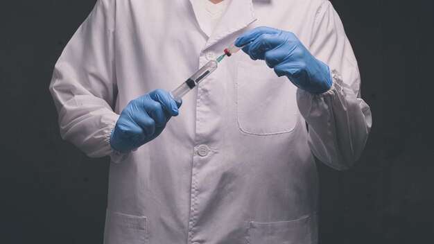 Dokter hield een fles vaccinmedicijn en een medische spuit vast