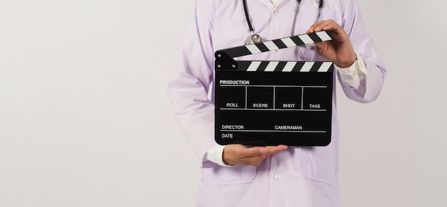 Dokter houdt Black Clapper board in de hand op een witte achtergrond Studio schieten