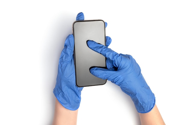 Dokter in blauwe handschoen houdt touchscreen smartphone in zijn handen geïsoleerd op witte achtergrond