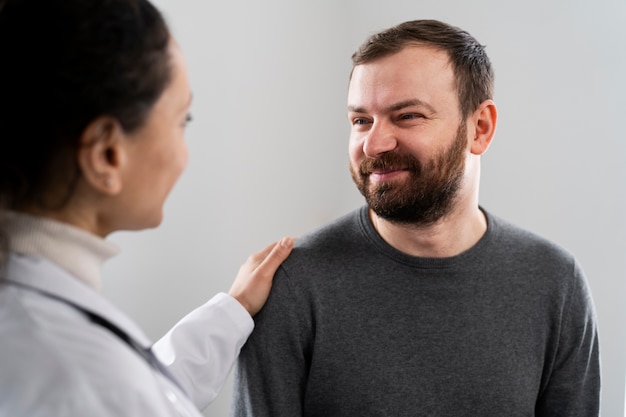 Dokter in gesprek met patiënt