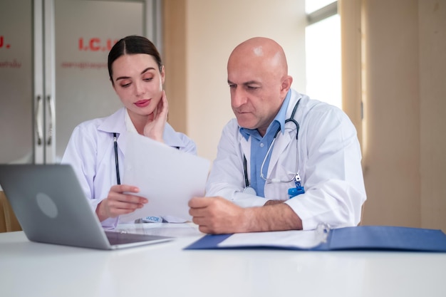 Dokter in gesprek met vrouwelijke arts in de vergaderzaal van het ziekenhuis