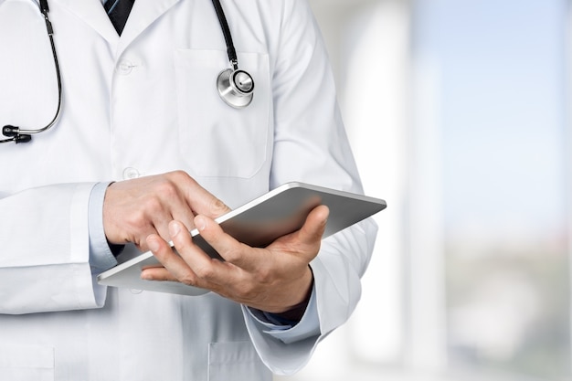 Dokter in het ziekenhuis die met tablet werkt