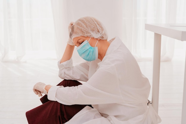 Dokter is moe en gestrest door covid-viruspandemie