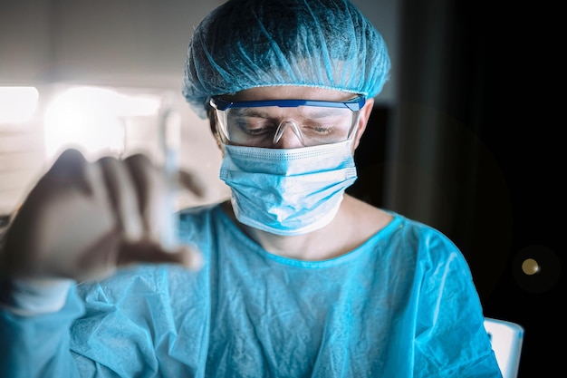 dokter jonge man in uniform werkt in een ziekenhuis