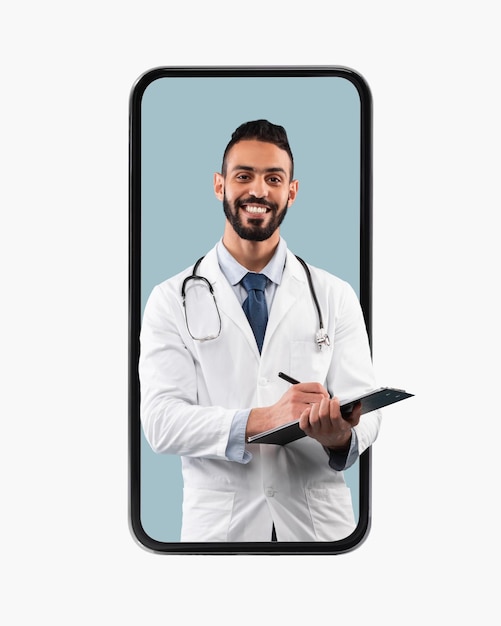 Dokter kijkt uit op groot smartphonescherm en schrijft recept