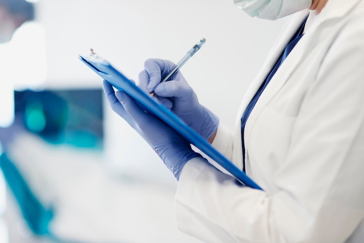 Foto dokter maakt aantekeningen in het klembord