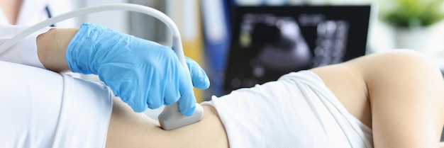 Dokter maakt echografie van nieren aan patiënt in kliniek close-up
