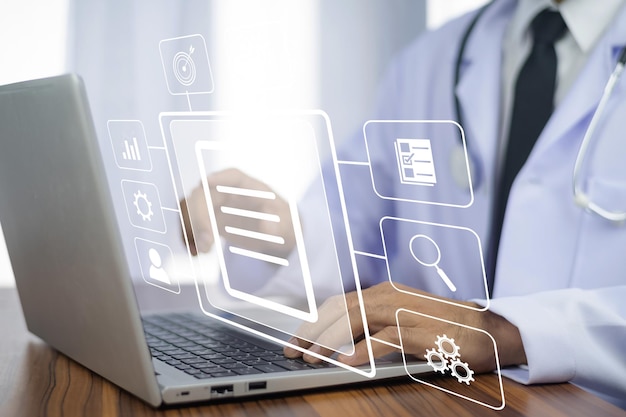 Foto dokter met behulp van computer document management systeem dms online documentatie database procesautomatisering om bestanden efficiënt te beheren