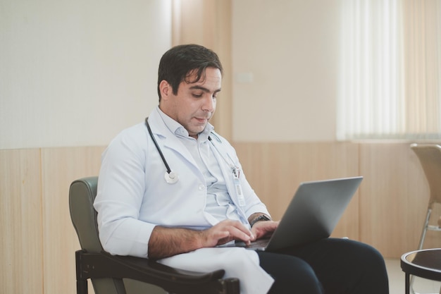 Dokter met behulp van laptopcomputer werken in hospita