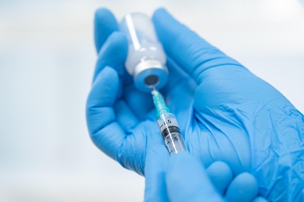 Dokter met covid 19-vaccin