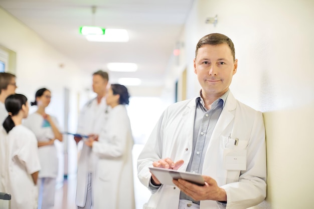 Foto dokter met digitale tablet in de ziekenhuiskorridor
