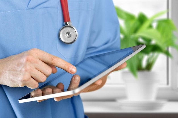 Dokter met een digitale tablet