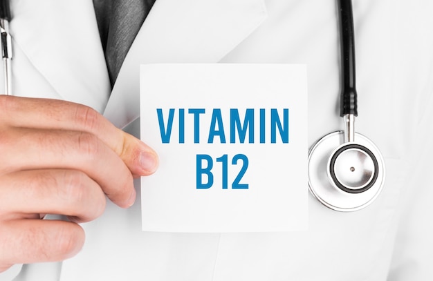 Dokter met een kaart met tekst vitamine B12, medisch concept