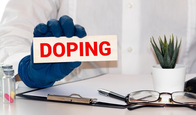 Foto dokter met een kaartje met de tekst no doping in beide handen medisch concept