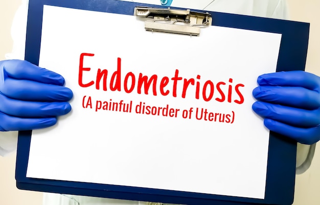 Dokter met een klembord met medische term endometriose