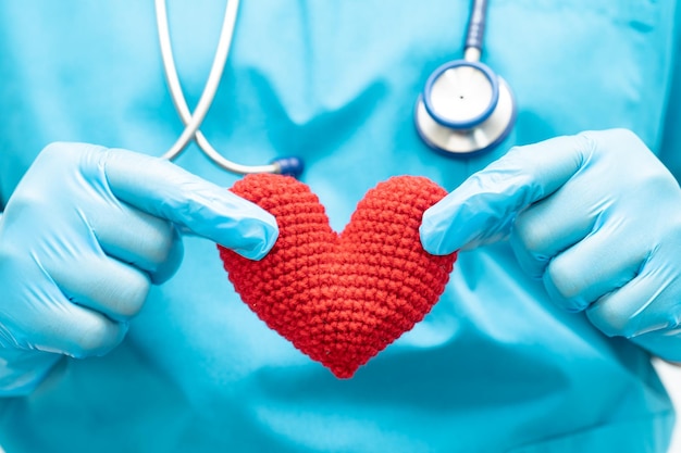 Dokter met een rood hart in de ziekenhuisafdeling gezond sterk medisch concept