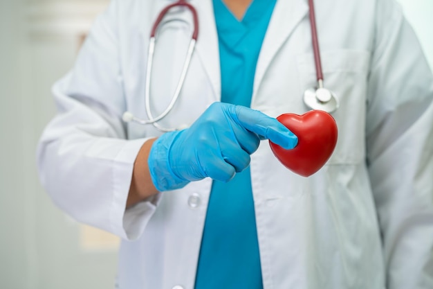 Dokter met een rood hart in ziekenhuisafdeling gezond sterk medisch concept